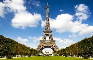 Dormire nella Torre Eiffel, il sogno diventa realtà