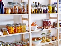 Alimentazione corretta: ecco 10 cibi che non devono mancare in dispensa