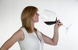 Il bicchiere più grande porta a bere di più?