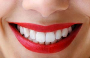 Sbiancare i denti: 5 metodi naturali