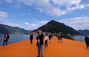 The floating piers: da oggi si può camminare sul lago Iseo (FOTO)