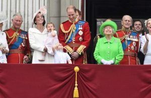 Royal week-end: Kate ruba la scena alla Regina (FOTO)