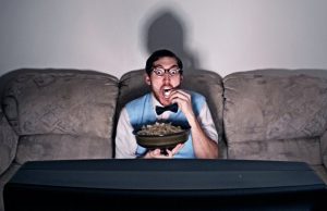 Le 5 cose che fa un amante delle serie tv (FOTO)