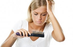 Capelli che si spezzano: cause e rimedi.