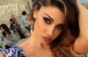 Belen Rodriguez hot: bacio lesbo paparazzato Belen Rodriguez hot