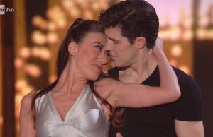 Roberto Bolle e Virginia Raffaele bacio e boom di telespettatori Roberto Bolle e Virginia Raffaele bacio