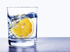 Bicchiere di acqua al mattino: i benefici per l’organismo Bicchiere di acqua al mattino
