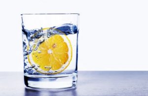 Bicchiere di acqua al mattino: i benefici per l’organismo Bicchiere di acqua al mattino