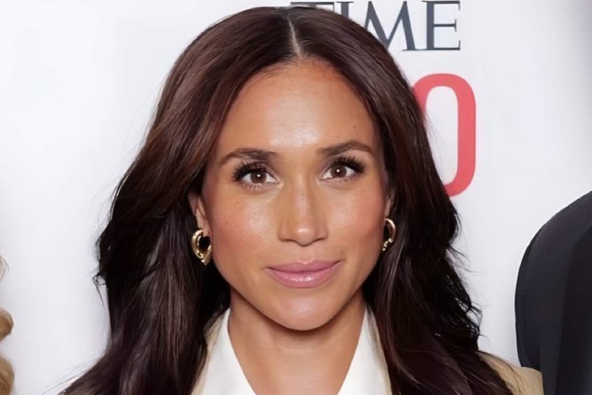 Meghan Markle prende un volo di linea, la reazione della hostess spiazza tutti