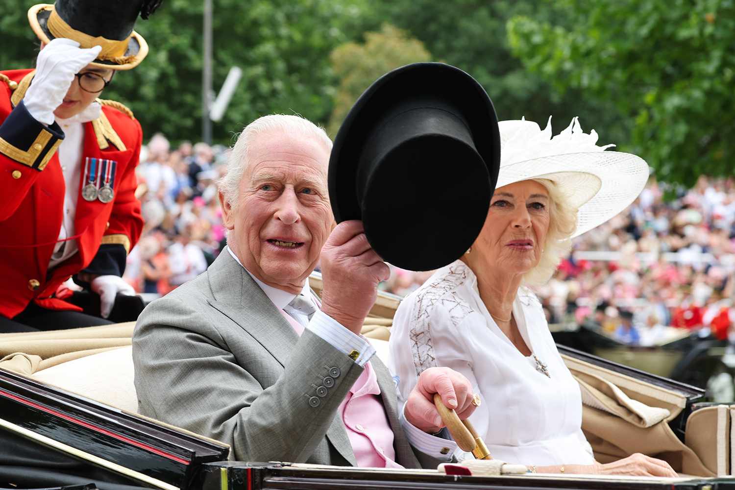 Tutti i segreti del Royal Ascot, l’attacco di panico di Camilla e l’assenza misteriosa di Kate