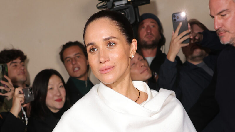 Scivolone per Meghan Markle a Parigi: il video manca di rispetto alla suocera