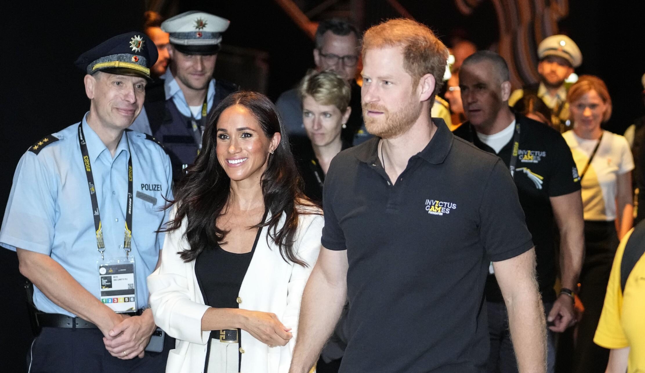 Harry e Meghan ritorno in UK: accordi segreti con re Carlo e William va su tutte le furie