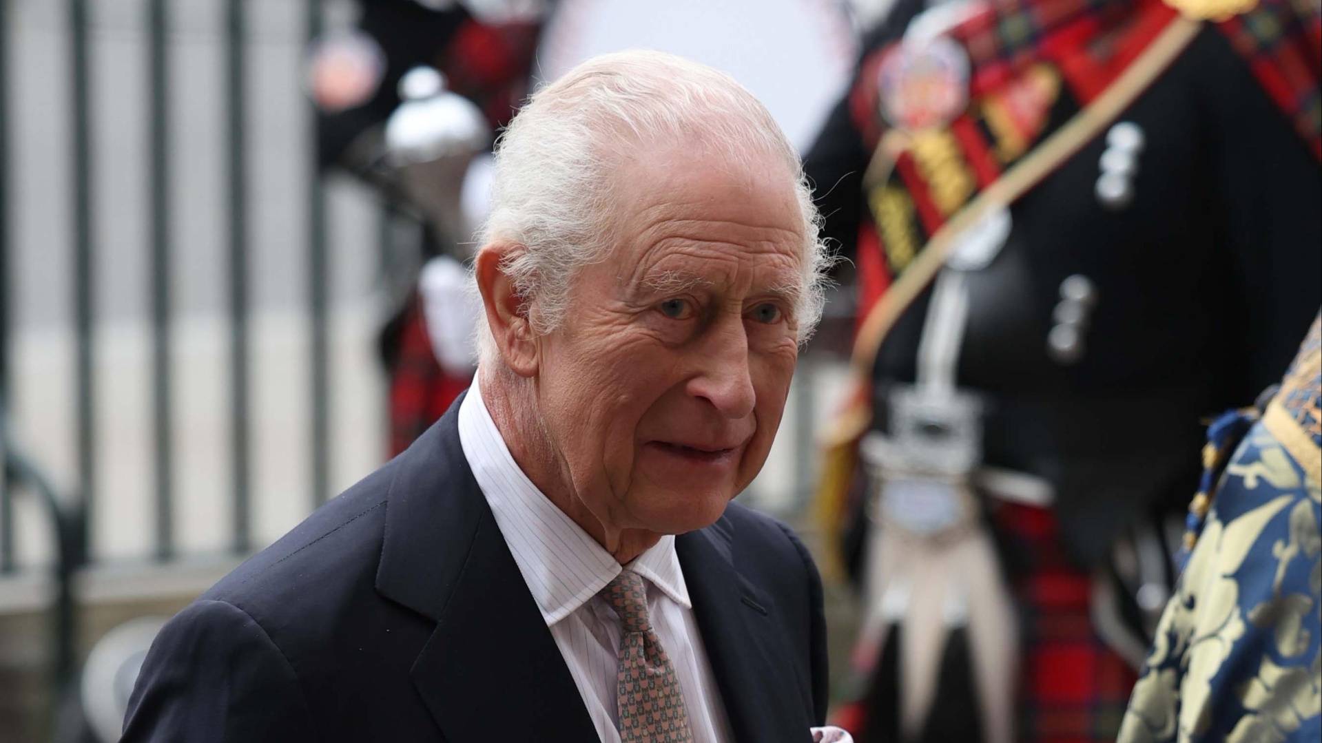 Re Carlo abbandona Buckingham Palace: sudditi in rivolta