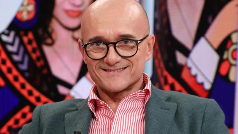 Alfonso Signorini riceve 1.780 euro da una pensionata per pagare le spese legali