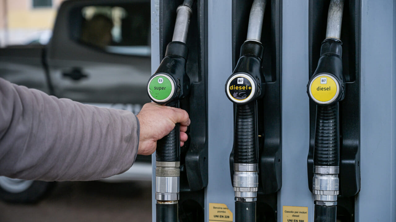 Stop sconto accise: benzina e diesel più cari da oggi, quanto aumentano davvero i prezzi