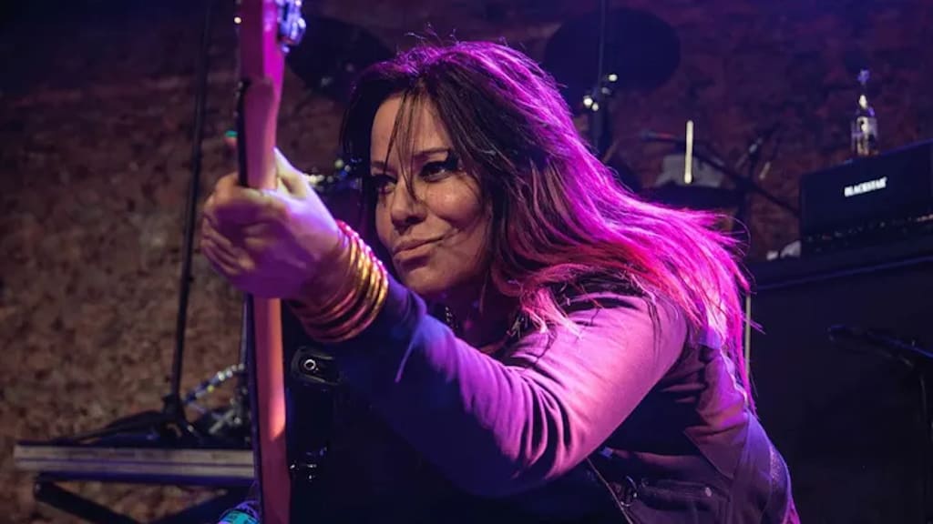 Morta Jennifer Finch, addio alla bassista delle L7: icona grunge e voce ribelle degli anni ’90