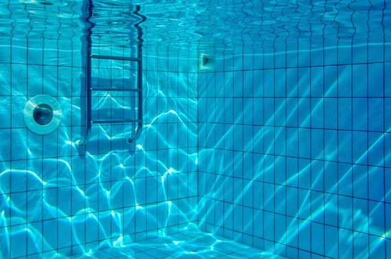 Bambina risucchiata dal bocchettone in piscina a Sestri Levante: come evitare tragedie, cosa fare e cosa non fare