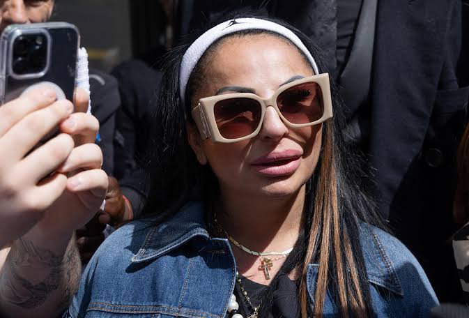 Rita De Crescenzo, davvero abbiamo bisogno di trasformare il nulla in spettacolo?