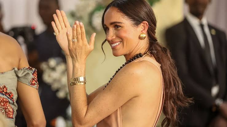Meghan Markle compie 45 anni: festa intima, tuffo in piscina e frecciatine reali