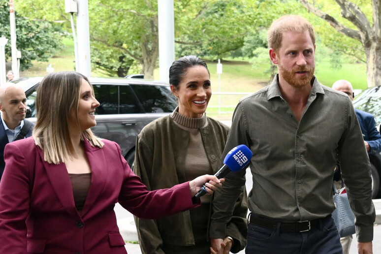 Harry e Meghan sfidano re Carlo: la monarchia parallela fa tremare Buckingham Palace?
