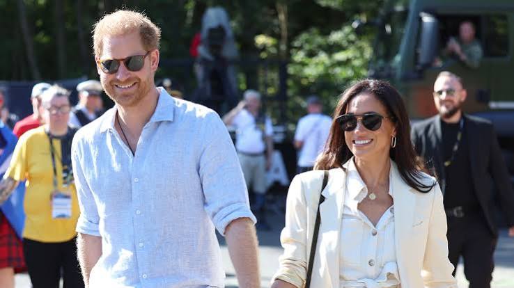 Harry e Meghan in Gran Bretagna: niente Natale con i reali, gelo con Carlo e fischi allo stadio