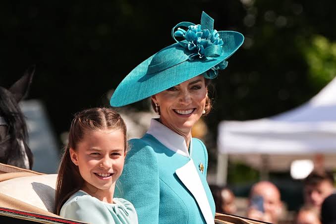 Kate Middleton in metropolitana con Charlotte: il gesto da mamma normale che ricorda Lady Diana